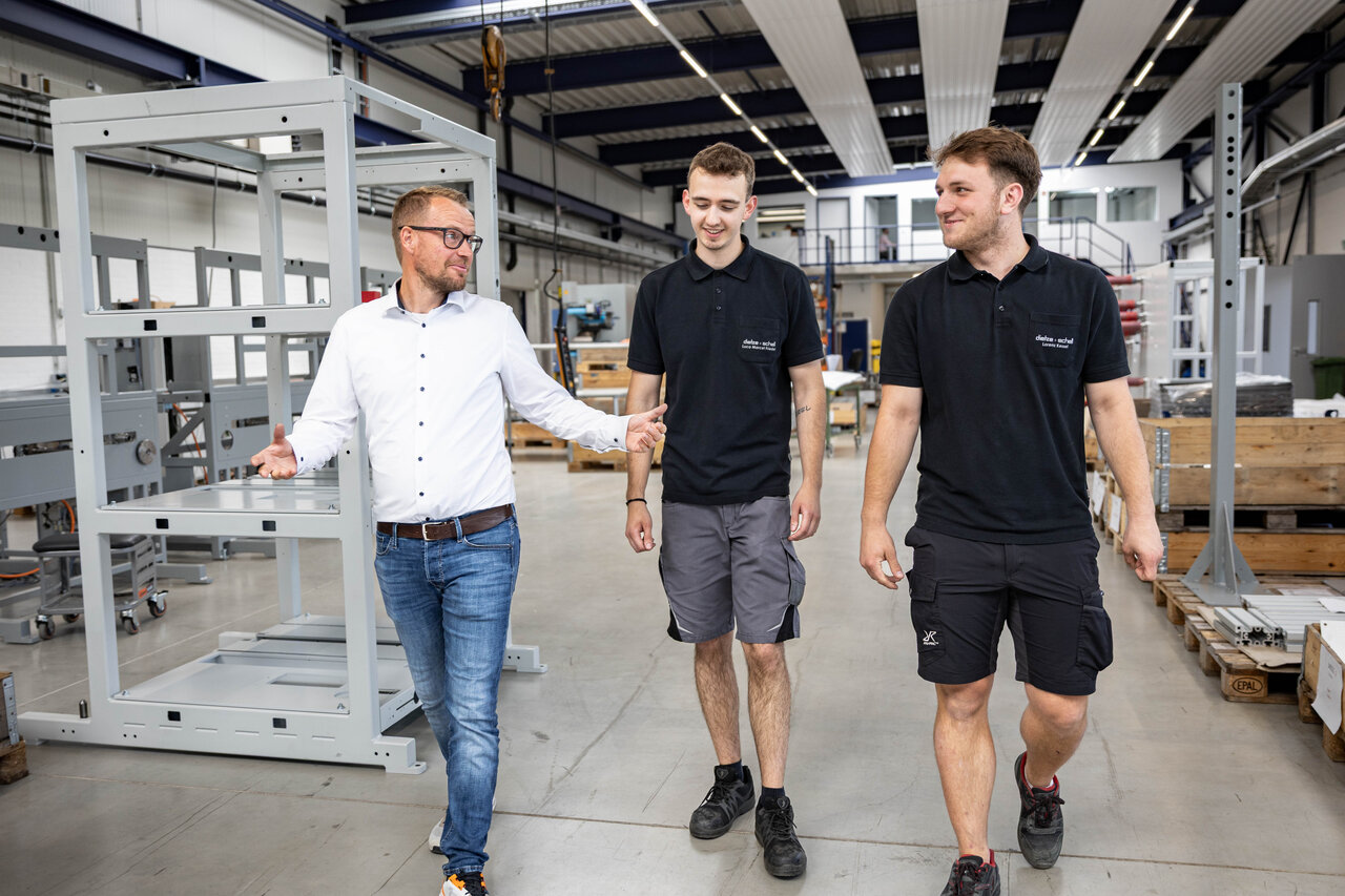 Der Mintarbeitende in einer Produktionshalle