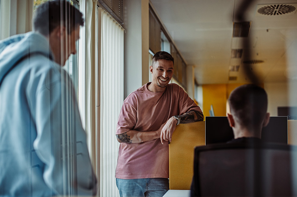 Junge Mitarbeitende HUK-COBURG in einer Besprechung