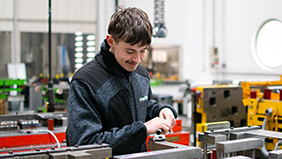Azubi Werkzeugmechaniker bei Martin Metallbau arbeitet