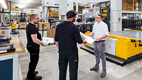 Mitarbeitende von Martin Metallbau in einer Produktionshalle