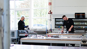 Zwei Mitarbeitende bei Martin Metallbau an einer Werkbank