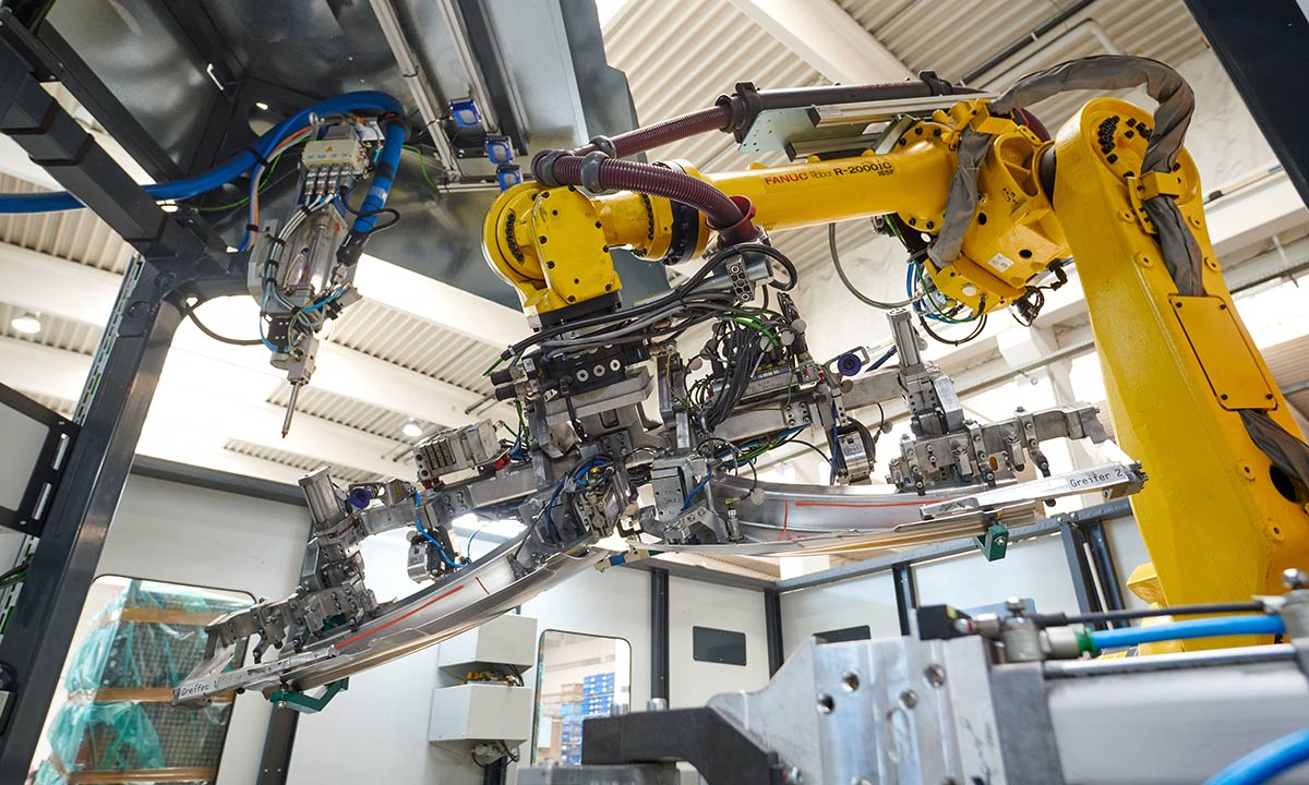 Maschine mit gelbem Roboterarm