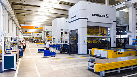 Fabrikhalle der Firma Martin Metallbau mit Großmaschinen