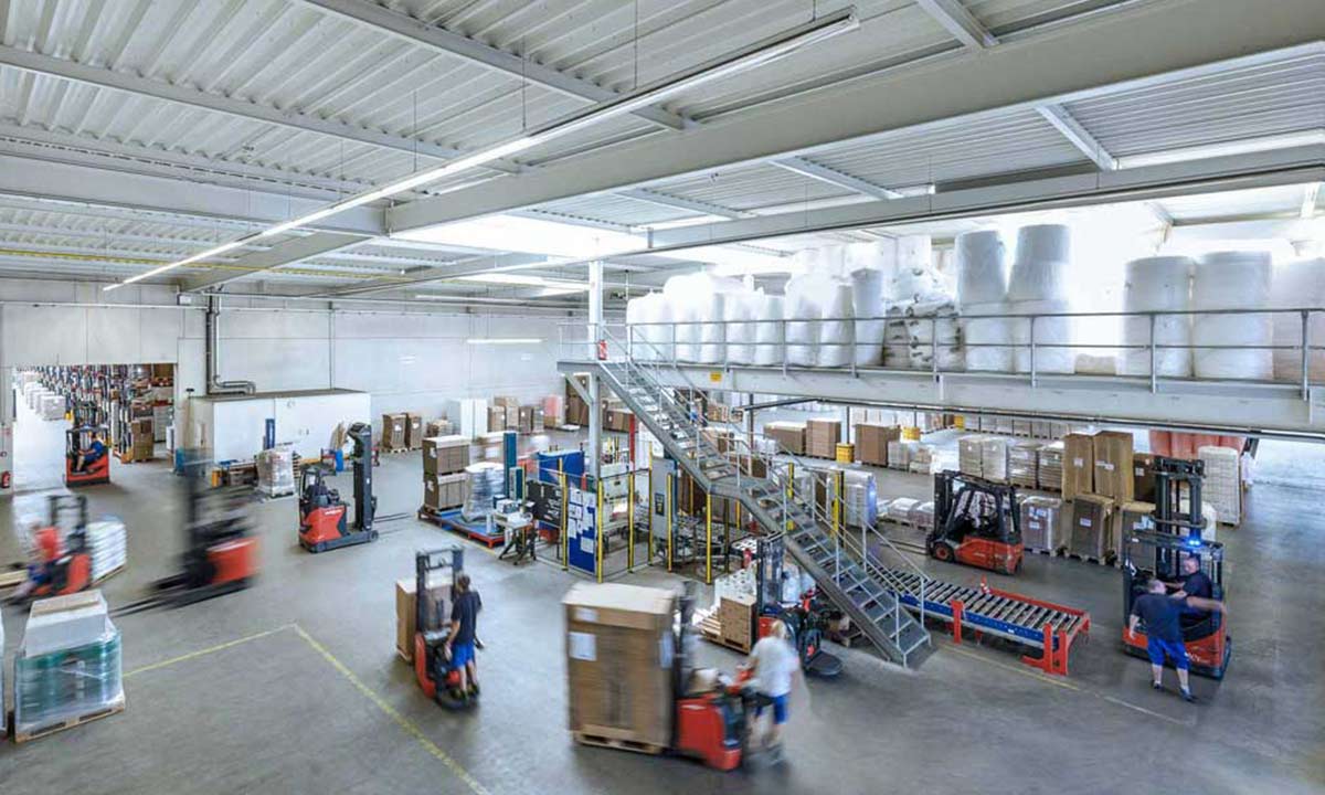 Helle Lagerhalle der Firma Prodinger mit Gabelstaplern