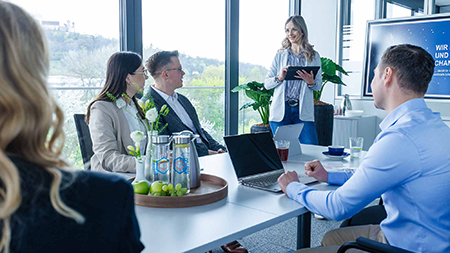 Mitarbeitende der Firma Prodinger halten ein Meeting in einem modernen Besprechungsraum