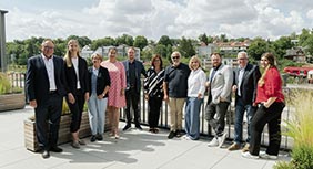 Gruppenbild Team der Wirtschaftsföderung Coburg auf einer Dachterrasse